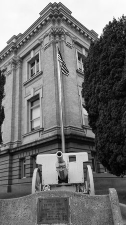 Astoria, Oregon, USA - May 21, 2019: Field artillery at building of Clatsop County Circuit Court. Courthouse of Clatsop County. Main entrance. Clatsop County Circuit Court. Clatsop County Courthouseのeditorial素材