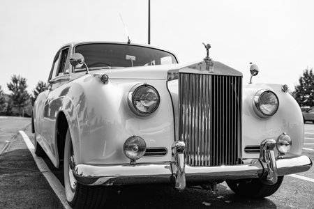 Chicago, Illinois, USA - September 08, 2024: Rolls Royce Silver Cloud III 1963 vehicle, corner view. Retro classic car. Rolls Royce Silver Cloud car. Rolls Royce Silver Cloud at Chicagoのeditorial素材