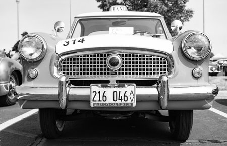Chicago, Illinois, USA - September 08, 2024: Nash Metropolitan "TAXI" Coupe retro vehicle, front view. Retro taxi. Nash Metropolitan "TAXI" Coupe car. green and white Nash Metropolitan "TAXI" Coupe at Chicagoのeditorial素材