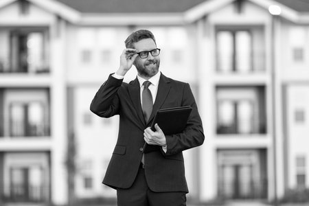 Rent or buy new home. Home insure. Property insurance promotion. Successful broker. Mortgage insurer. American sales manager. Real estate agent at house for sale. Realtor in suit. Licensed realtorの写真素材