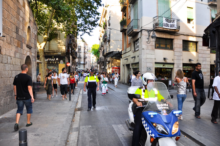 BARCELONA-JULY 25 Breathtaking street performance on July 25, 2013 in Barcelona のeditorial素材