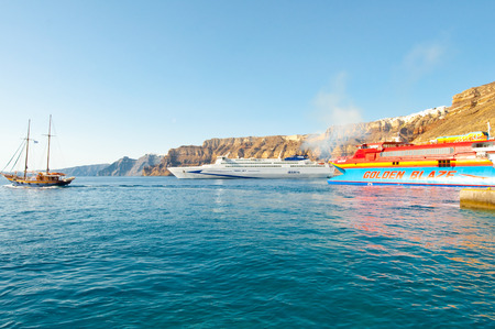 SANTORINI-JULY 28: Ferrys arrive to the  port of Thira on July 28, 2014 on the Santorini(Thera) island, Greece.のeditorial素材