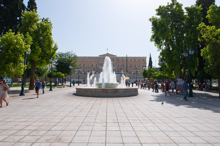 ATHENS-AUGUST 22: Syntagma Square with fountain and Parliament building on August 22, 2014 in Athens, Greece.のeditorial素材