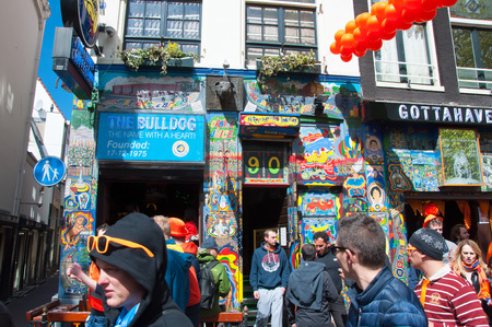 AMSTERDAM NETHERLANDS APRIL 27: Bulldog coffeeshop in redlight district on King39s Day on April 272015 in Amsterdamthe Netherlands. King39s Day is the largest openair festivity in Amsterdam.のeditorial素材