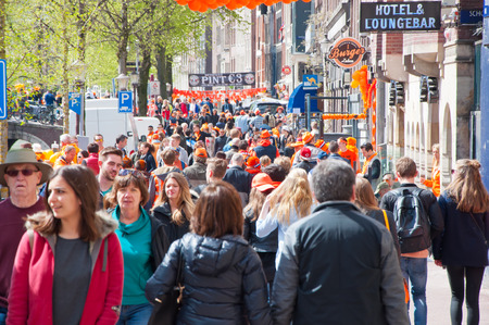 AMSTERDAM NETHERLANDS APRIL 27: Busy street around red light district on King39s Day on April 2727 in Amsterdam. King39s Day is the largest openair festivity in Amsterdam.のeditorial素材