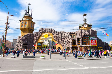 Moscow, Russia-May 01: Moscow Zoo main entrance, crowd of people go sightseeing on May 01, 2017 in Moscow. The Moscow Zoo was founded in 1864.のeditorial素材