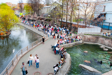 Moscow, Russia-May 01: Moscow Zoo full of people, crowd of tourists go sightseeing on May 01, 2017 in Moscow. There are two large territories in the zoo with a high bridge between them.のeditorial素材