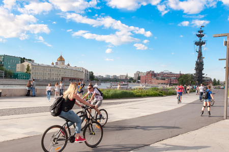 Moscow, Russia-May 27,2018: Krymskaya embankment full of locals and tourists in the vicinity of Museon Park and the Krymsky Bridge with Peter the first monument in the distance.のeditorial素材