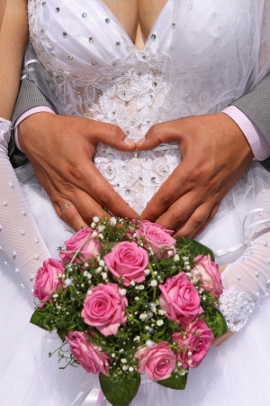 Hands and rings on wedding bouquetの写真素材