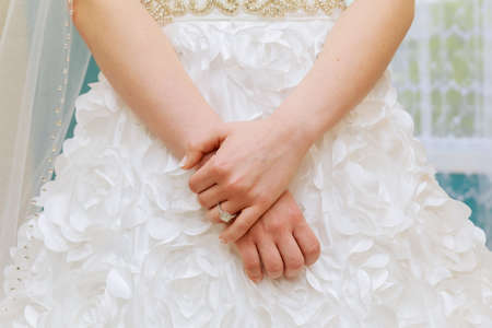 engagement ring on bride's finger the bride's hands and engagement ringの写真素材