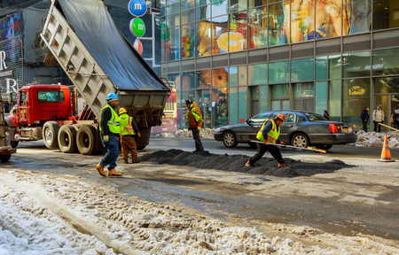 NEW YORK CITY - March 16, 2017: paving the way to New York in the spring after the snow storm Manhattanのeditorial素材