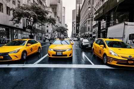 New York City USA 01 augusr 2017: Yellow cabs on Park Avenue in front of Grand Central Terminal, New York yellow taxi in New Yorkのeditorial素材