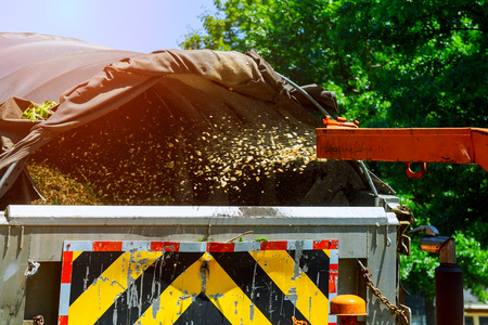 Poplar trunks grinding machine to become chip chipper blowing tree branches cut