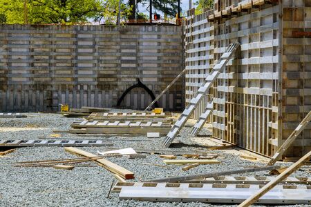 Installation of formwork under the foundation of a new house of a removable timbering.