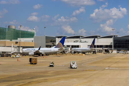 20 SEPTEMBER 2021 Houston, TX USA: Houston TX Busch International Airport on airplane United Airline the airplane for boarding passengersのeditorial素材