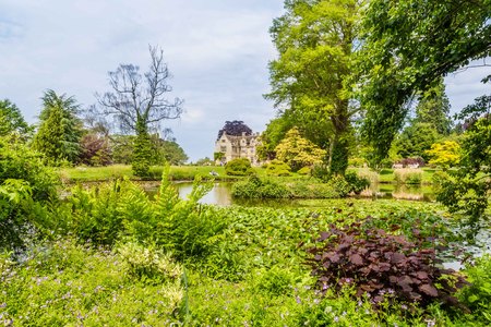 Colorful Britisch castle garden during spring in Suussex, Englandのeditorial素材