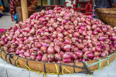 Onions in a basketの写真素材
