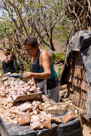 San Jacinto , Nicargaua - March 16, 2024: Local woman selling rocks at Hervideros de San Jacinto hot springs. Volcanic spring near Leon in San Jacinto in Nicaragua, Central Americaのeditorial素材