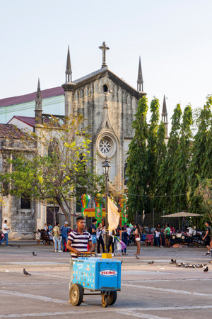 Leon, Nicaragua - March 17, 2024: Streetview central market en park in front of the white cathedral of Leon in Nicaraguaのeditorial素材