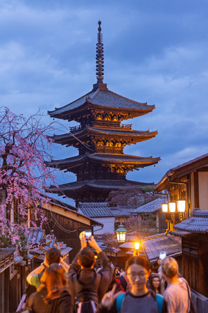Kyoto, Japan - March 27, 2025: Crowds tourists passing the Illuminated Hokan-ji Temple (Yasaka Pagoda) during the eveing in Kyoto in Japanのeditorial素材