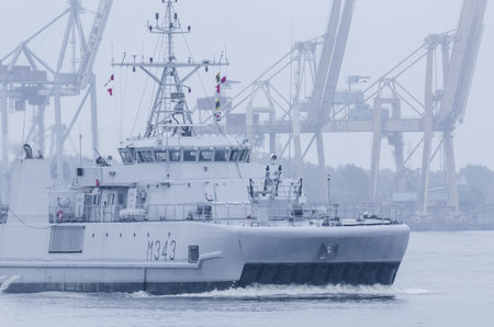 SWINOUJSCIE, WEST POMERANIAN / POLAND - 2017: Ship of Royal Norwegian Navy flows against the background of portのeditorial素材