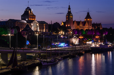 SZCZECIN, WEST POMERANIAN - POLAND - 2021: Sunset over the National Museum, the Province Office and the city representative quaysのeditorial素材