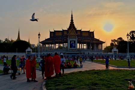 Monks in front of Royal palace in Phnom Penh, Cambodia.のeditorial素材