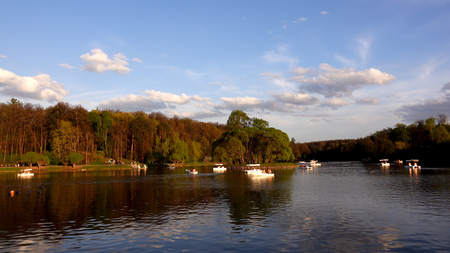 Beautiful view of the lake with boats and catamarans in the parkの写真素材