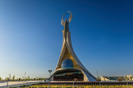 Tashkent, Uzbekistan - April 19, 2023: Memorial of Freedom and Independence in the form of a pyramid on the square of the city park "New Uzbekistan" (Yangi Uzbekistan) with a tower where the Humo birdのeditorial素材