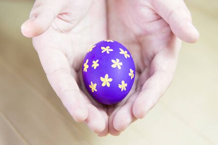 the hand hold the Easter egg for Easter holiday celebrationの写真素材