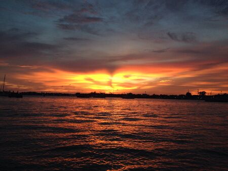 Beautiful sunset over the oceanの素材