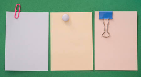 A blank papaer notes on green paper backgroundの写真素材