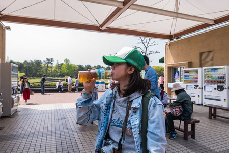 Ibaraki, Japan - May 1, 2016: Tourists at Hitachi Seaside Park in Ibaraki, Japan. Hitachi Seaside Park is a spacious park in Ibaraki Prefecture, Japan featuring a variety of green spaces and seasonal flowers spread out across 350 hectares, as well as an aのeditorial素材