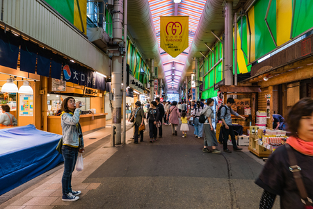 Kanazawa, Japan - May 3, 2016 : People at Ohmicho Ichiba Fish Market in Kanazawa, Japan. It is the biggest fish market in Kanazawa. It selling all manner of freshly caught seafood.のeditorial素材