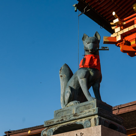 Kyoto, Japan - May 4, 2016: Fox sculpture in Fushimi Inari-taisha shrine. Fushimi Inari Taisha is the head shrine of Inari, located in Fushimi-ku, Kyoto, Japan.のeditorial素材