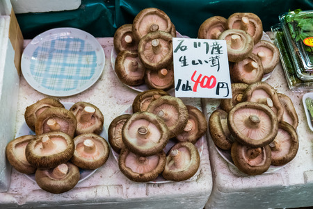 Kanazawa, Japan - May 4, 2016 : Fresh shiitake mushroom selling in Ohmicho Ichiba Fish Market in Kanazawa, Japan. It is the biggest fish market in Kanazawa. It selling all manner of freshly caught seafood.のeditorial素材