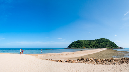 Landscape of sand bridge connects Mae Haad beach with Koh Ma island in Koh Phangan, Thailandの写真素材