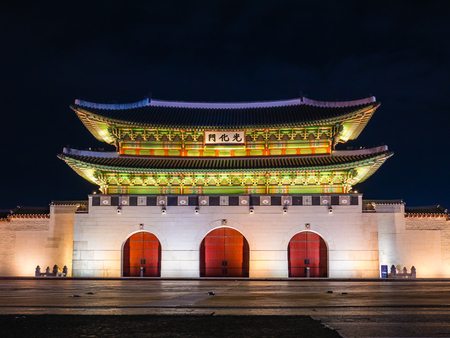 Gwanghwamun gate of Gyeongbokgung palace at night in Seoul, South Korea.のeditorial素材