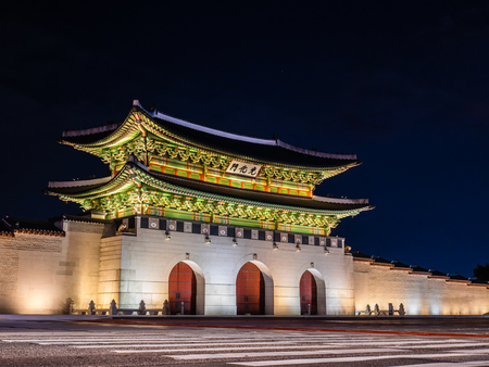 Gwanghwamun gate of Gyeongbokgung palace at night in Seoul, South Korea.のeditorial素材