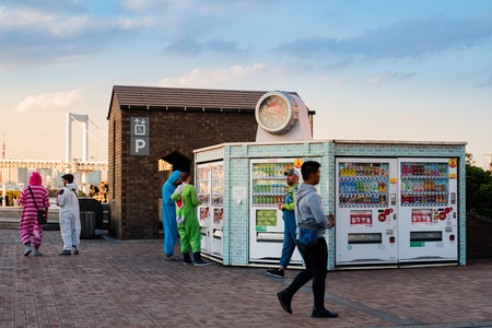 Tokyo, Japan - October 30, 2018: Tourists buying drinks from vending machine at Symbol Promenade Park in Odaiba, Tokyo, Japanl in Odaiba, Tokyo, Japanのeditorial素材
