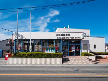 Kawaguchi, Japan - November 1, 2018: Kawaguchiko Post Office in the morning in Fujikawaguchiko, Minamitsuru District, Yamanashi Prefectureのeditorial素材