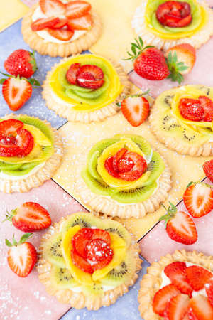 Little shortcrust pies / cakes with fresh fruitsの写真素材