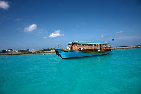 Ship in the Maldives cruising between the reefのeditorial素材