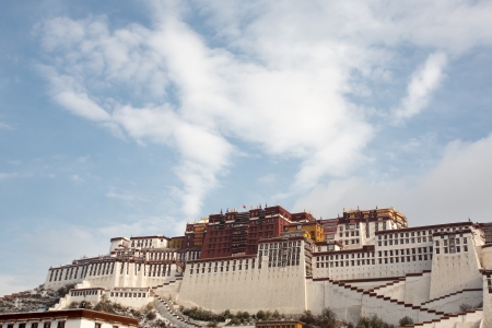 Blue sky in the background and the Potala palace in Lhasa, Tibetのeditorial素材