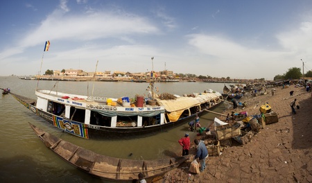 MOPTI, MALI, DECEMBER 12: Unidentified people packing parcels near by a vessel at the harbor on the Niger river in Mali 2012.のeditorial素材