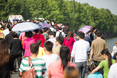 HANGZHOU, CHINA, MAY 1: Crowd walking along the lake in Hangzhou on the 1st of May, the Labour Day in China, 2013.のeditorial素材