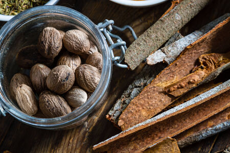 Whole nutmeg seeds and chunks of cinnamon.の写真素材
