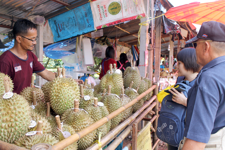 Khunhan,Si sa ket,THAILAND - JUNE 30,2018 : Thai Tourists are buying Durians fruit at the fruit market.のeditorial素材