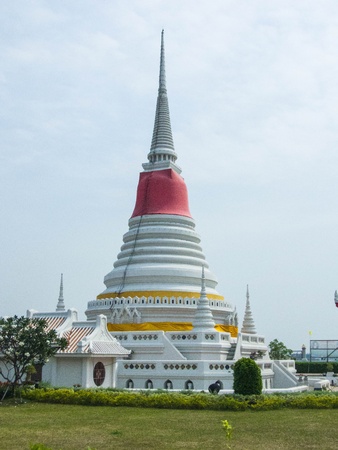 Phra Samut Chedi - the white chedi  situates  on the bank of Gulf of Thailand の写真素材