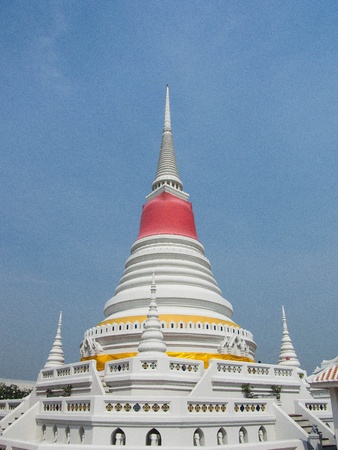 The elegant white chedi locate in Samut prakan province , on the bank of Gulf of Thailand の写真素材